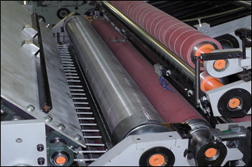 Le CE 5 couches ont ridé la stratification de flûte de boîte collant le contrôle de PLC de machine