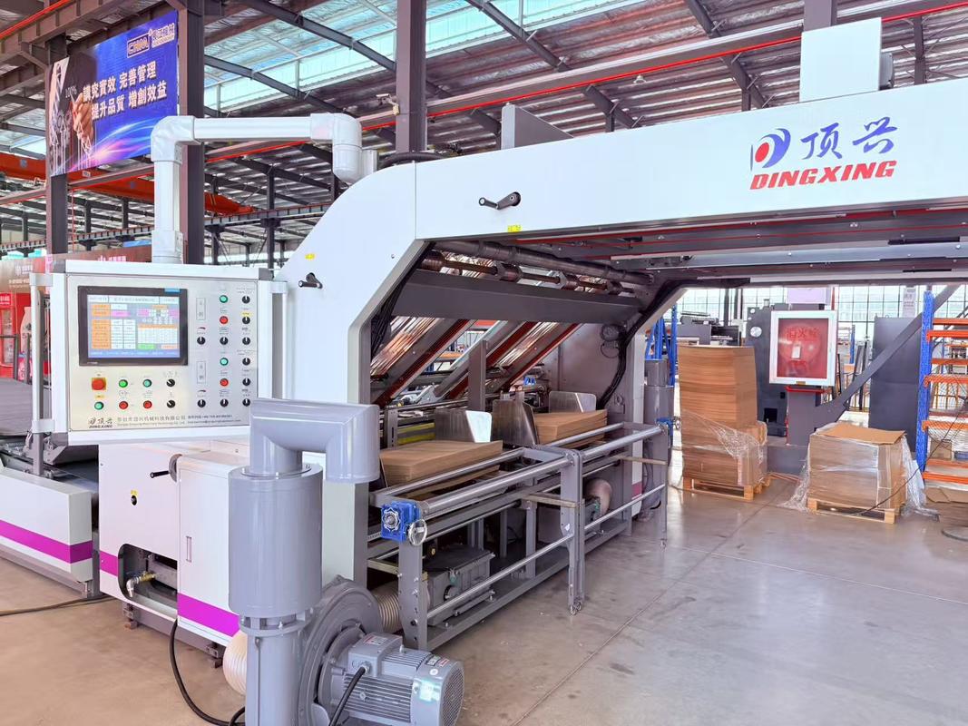 Première machine de laminage à flûte à double canal pour laminer des planches de flûte ondulées