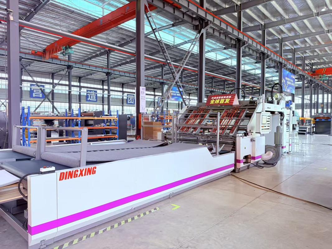 Première machine de laminage à flûte à double canal pour laminer des planches de flûte ondulées