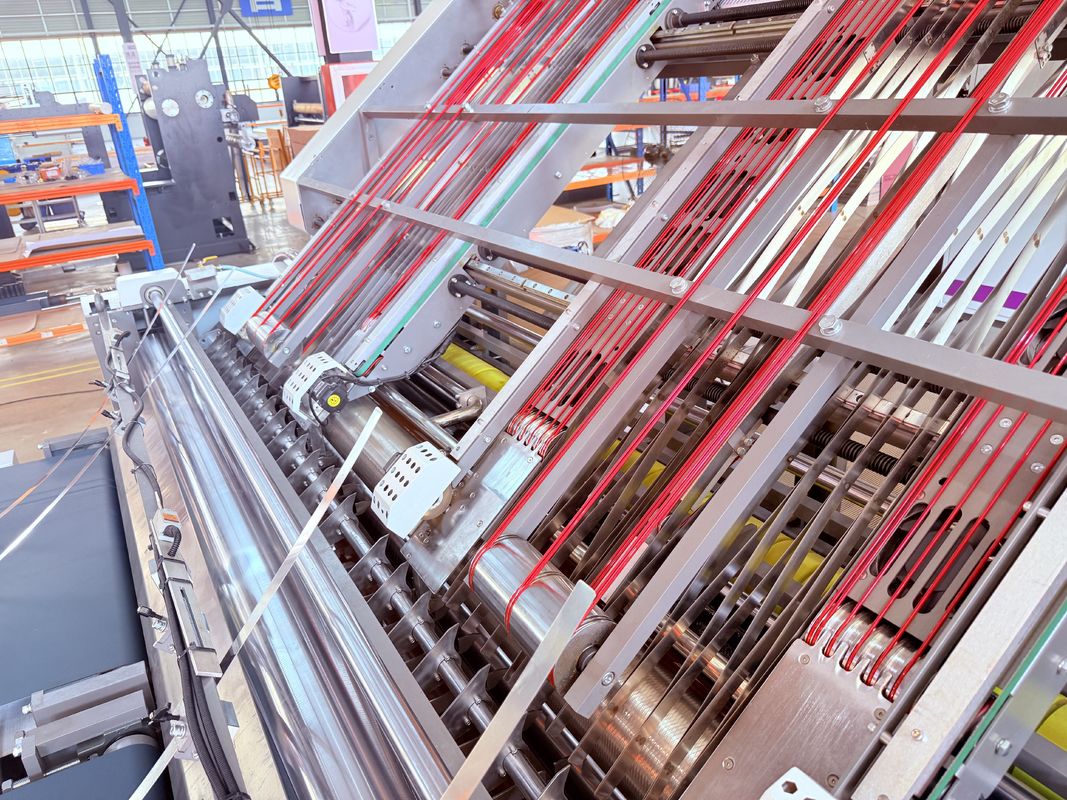 Première machine de laminage à flûte à double canal pour laminer des planches de flûte ondulées