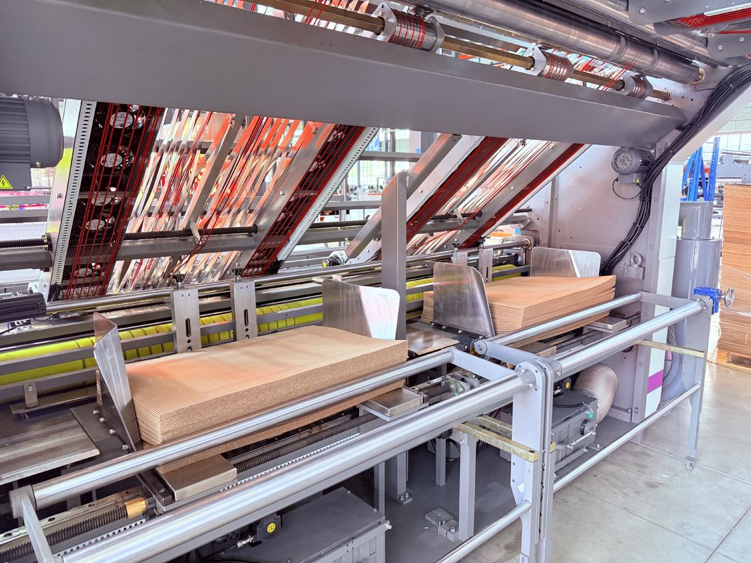 Première machine de laminage à flûte à double canal pour laminer des planches de flûte ondulées