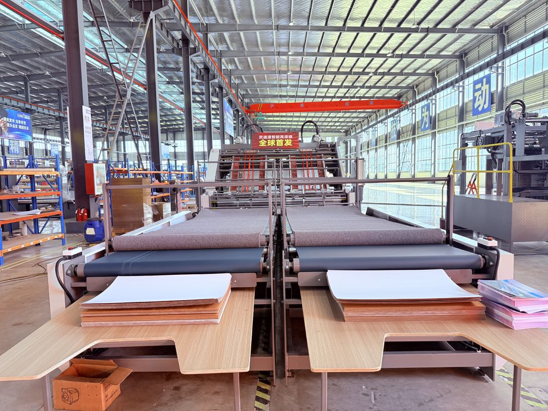 Première machine de laminage à flûte à double canal pour laminer des planches de flûte ondulées