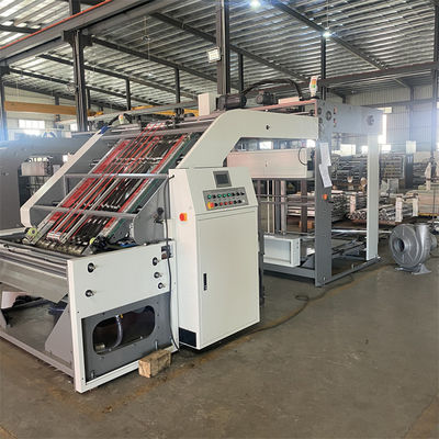 Machine de stratification rapide à flûte de carton équipée d'un alimentateur de pointe en option offrant des opérations d'emballage fluides